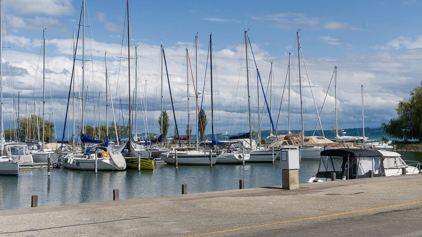 A sheltered marina provides calm water for supervised preparation and recovery practice.