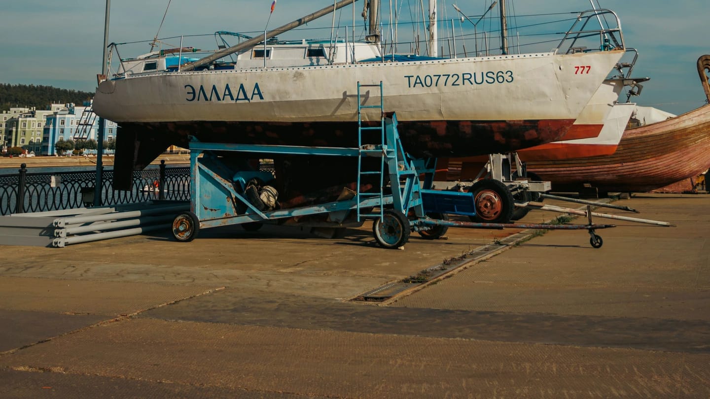 Hull, keel, and rudder visible during an ashore inspection