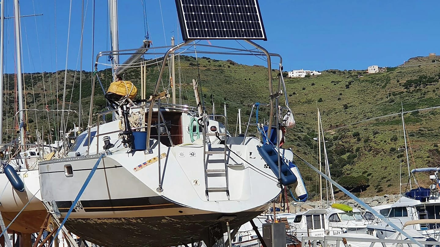 Solar panel mounted at the stern of a sailboat